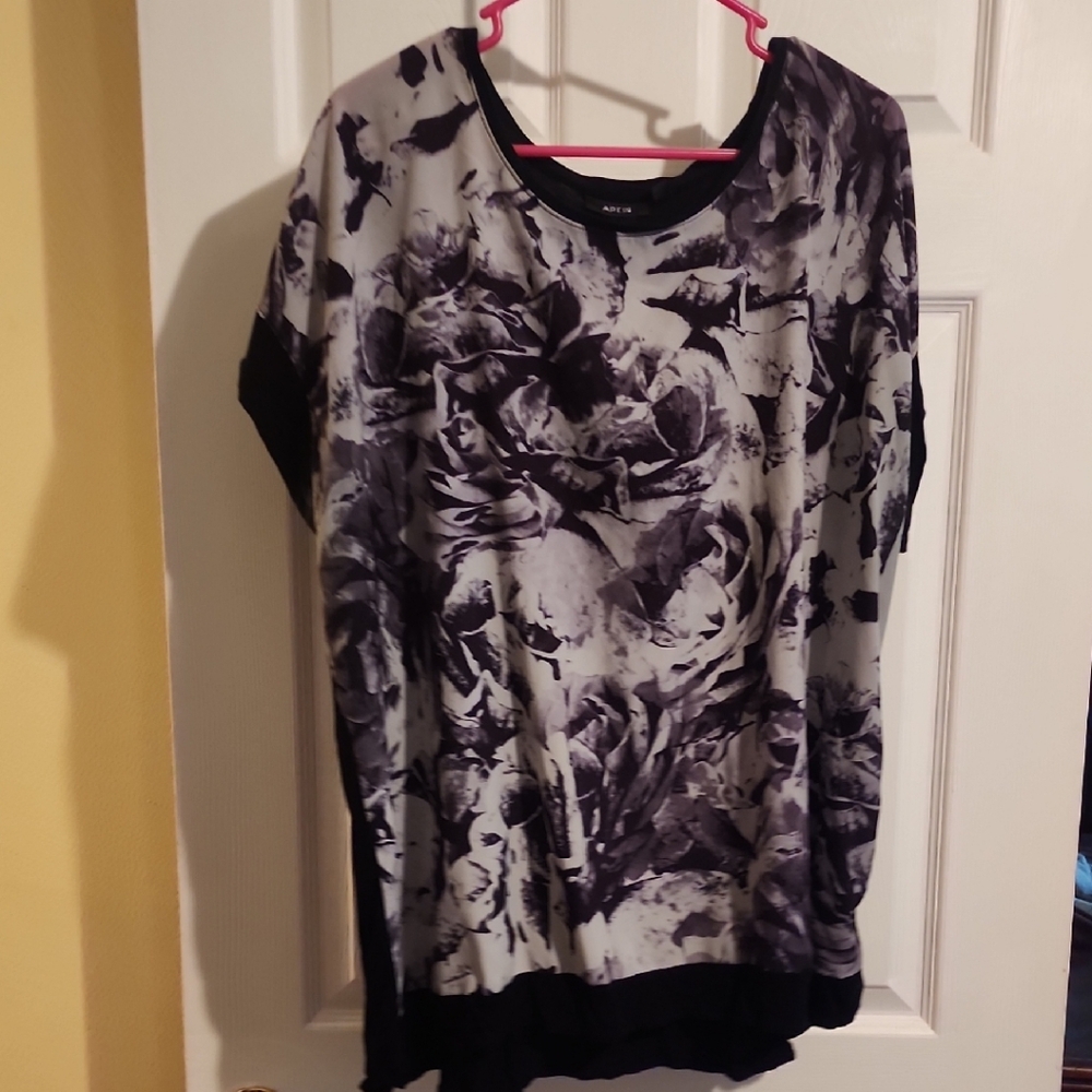 Apt 9 Black and White Graphic Relaxed Top